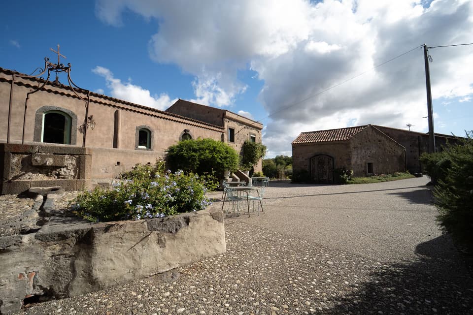 Tenuta di Fessina among the old vines of Etna